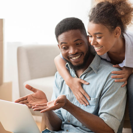 couple-using-laptop